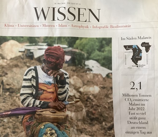 Foto der Seite der Wochenzeitung DIE ZEIT vom 16.05.2024. BILD von einer sitzenden, weinenden Frau (aus Malawi?). Text daneben: 2,1 Millionen Tonnen CO2 emittierte Malawi im Jahr 2022. Fast so viel stößt ganz Deutschland ein einem einzigen Tag aus