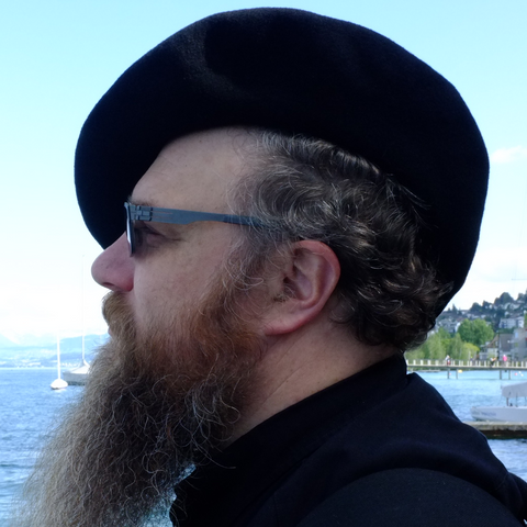 Ich im Profil mit Baskenmütze am Zürichsee.